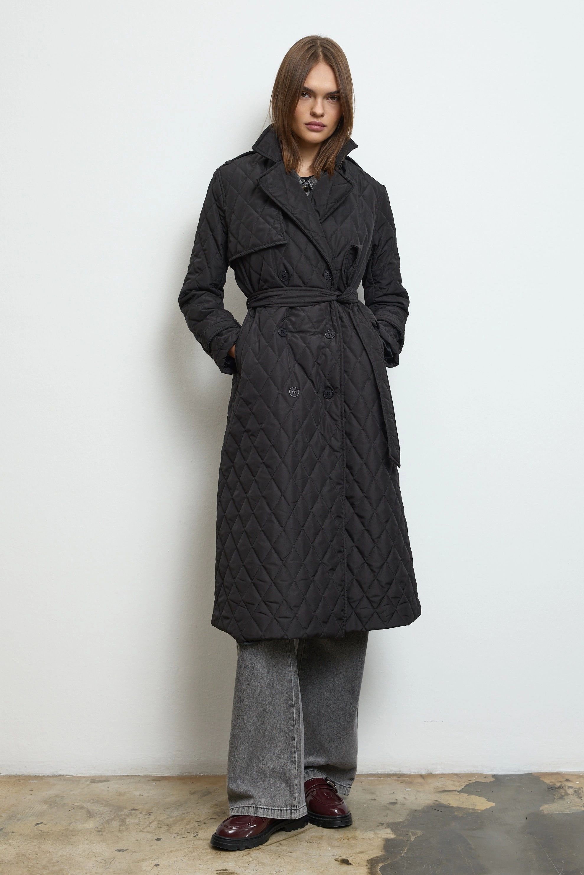 Qanu Valora Kapitone Mont Siyah